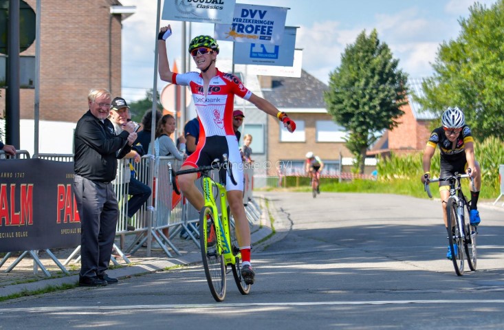 Lennert Belmans wint spurt van Jetze van Campenhout te Steenhuffel